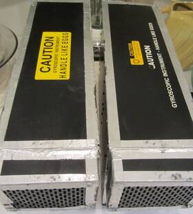 7003360-949 Honeywell Lot 2 Ah-600 Attitude Heading Ref Systems Ahrs Damaged Cases Handle 7003360-949 Honeywell Lot 2 Ah-600 Attitude Heading Ref Systems Ahrs Damaged Cases Handle