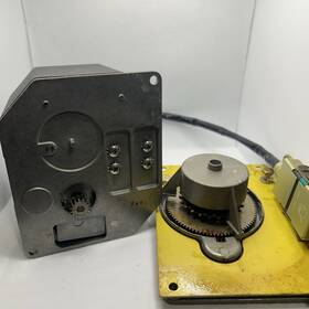 065-0041-02 King 069-0029-28 Ks272 Trim Servo 065-0029-28 With Km277 Cracked Housing Wire 065-0041-02 King 069-0029-28 Ks272 Trim Servo 065-0029-28 With Km277 Cracked Housing Wire